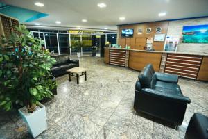 un vestíbulo con sofás y un bar en un hospital en SERRA AZUL PLAZA HOTEL, en Barra do Garças