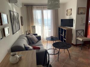 ein Wohnzimmer mit einem Sofa und einem Tisch in der Unterkunft villa Bellavista in Torre delle Stelle