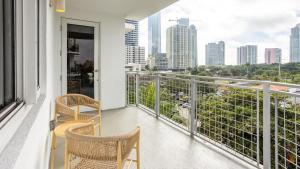 een balkon met 2 stoelen en uitzicht op de stad bij Landing - Modern Apartment with Amazing Amenities (ID7823X09) in Miami