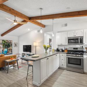 une cuisine avec des placards blancs et une table. dans l'établissement Modern Vacation home near Siesta Key & Downtown, à Sarasota