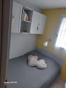 twee knuffeldieren op een bed in een slaapkamer bij Appartement Cosy au cœur de Saint Lary in Saint-Lary-Soulan