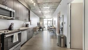 kuchnia z blatem i jadalnią w obiekcie Landing - Modern Apartment with Amazing Amenities (ID7458X47) w mieście Tucson
