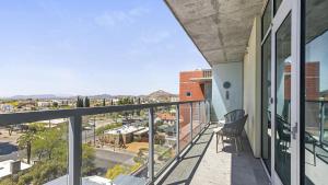 balkon z widokiem na miasto w obiekcie Landing - Modern Apartment with Amazing Amenities (ID7458X47) w mieście Tucson