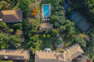 una vista aérea de una casa con piscina en Quinta da Bela Vista, en Funchal