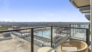 balcón con vistas a la piscina en Landing - Modern Apartment with Amazing Amenities (ID1381X632), en The Colony