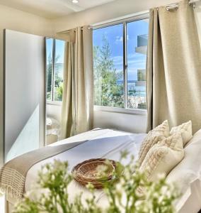 Una cama con un plato en una habitación con ventana en Lazzlla beachside studio apartments en Hulhumale