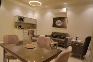 - un salon avec une table et un canapé dans l'établissement Cheney Parkin, à Taif