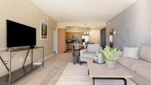 un soggiorno con divano e TV a schermo piatto di Landing - Modern Apartment with Amazing Amenities (ID8572X47) a Las Vegas