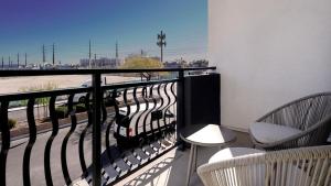 d'un balcon avec deux chaises et une vue sur la rue. dans l'établissement Landing - Modern Apartment with Amazing Amenities (ID8572X47), à Las Vegas