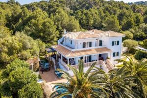 una vista aerea di una casa bianca con alberi di Villa Alaris a Santo Tomás