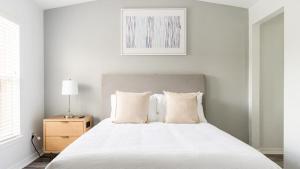 奧蘭多的住宿－Landing - Modern Apartment with Amazing Amenities (ID6183X04)，白色卧室配有带白色床单和枕头的床