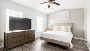 奧蘭多的住宿－Landing - Modern Apartment with Amazing Amenities (ID6183X04)，一间卧室配有一张床和一台平面电视