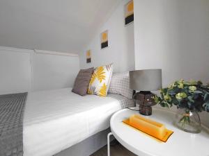 A bed or beds in a room at Ático 32