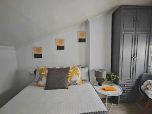 A bed or beds in a room at Ático 32