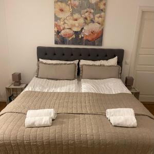 een groot bed met twee handdoeken erop bij Sikvägen Apartments in Mariehamn