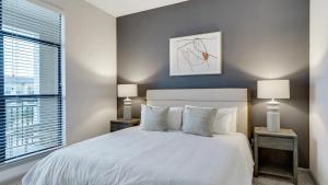 Łóżko lub łóżka w pokoju w obiekcie Landing - Modern Apartment with Amazing Amenities (ID8403X71)
