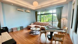 sala de estar con sofá y mesa en 寶貝的家BabyHouse, en Wujie