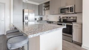 Kjøkken eller kjøkkenkrok på Landing - Modern Apartment with Amazing Amenities (ID8375X72)