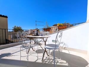 En balkon eller terrasse på La Casa Delle Fate