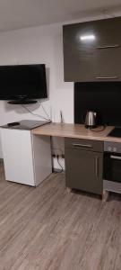 - un bureau avec un ordinateur dans l'établissement Komfortable Wohnung in Happenbach, à Abstatt