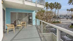 a balcony of a house with chairs and a view of a street at Landing - Modern Apartment with Amazing Amenities (ID7827X62) in Redondo Beach