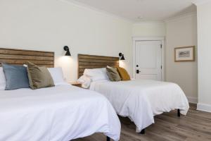 Una cama o camas en una habitación de Hilltop 104 Inn at Old Beach