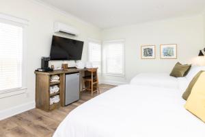 - une chambre blanche avec 2 lits et un bureau dans l'établissement Hilltop 104 Inn at Old Beach, à Virginia Beach