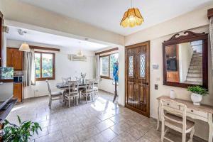 une cuisine et une salle à manger avec une table et des chaises dans l'établissement Villa Irene Polis, à Pólis Chrysochoús