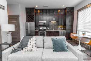 Dapur atau dapur kecil di Landing - Modern Apartment with Amazing Amenities (ID2255)