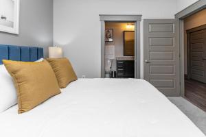 Katil atau katil-katil dalam bilik di Landing - Modern Apartment with Amazing Amenities (ID2255)