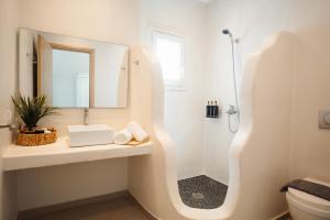 Koupelna v ubytování With-inn Mykonos Suites