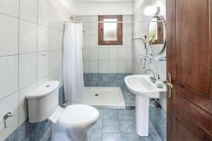 un baño con inodoro y lavabo en Villa Solon, en Polis Chrysochous 21 fotos más