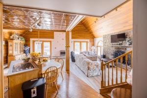 eine Küche und ein Wohnzimmer mit Holzwänden in der Unterkunft Tunkahannock Creek Cabin in Craig