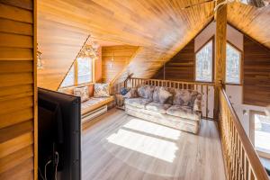 ein Wohnzimmer mit einem Sofa und einem TV in einer Hütte in der Unterkunft Tunkahannock Creek Cabin in Craig