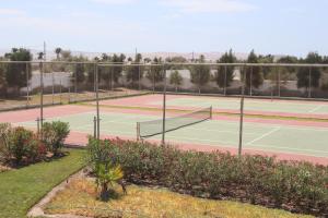 einen Tennisplatz mit zwei Tennisplätzen in der Unterkunft Casa Z Paracas in Paracas