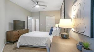 una camera con un letto e un comò con una televisione di Landing - Modern Apartment with Amazing Amenities (ID8830X56) a San Antonio
