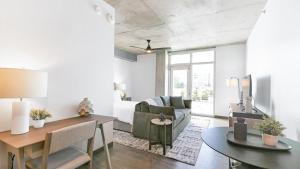 salon z kanapą i stołem w obiekcie Landing - Modern Apartment with Amazing Amenities (ID7094X61) w mieście Tucson