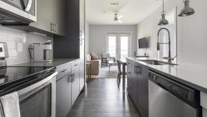 Een keuken of kitchenette bij Landing - Modern Apartment with Amazing Amenities (ID9386X84)
