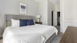 Een bed of bedden in een kamer bij Landing - Modern Apartment with Amazing Amenities (ID9386X84)