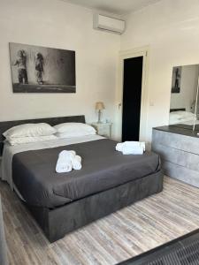 una camera da letto con un letto con due asciugamani sopra di St Peter Lodge a Roma