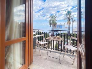 アーチ・カステッロにあるPalm House AciCastelloの海を望むバルコニー(テーブル、椅子付)