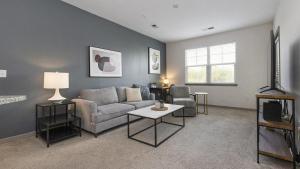 sala de estar con sofá y mesa en Landing - Modern Apartment with Amazing Amenities (ID3425X37), en Bradenton