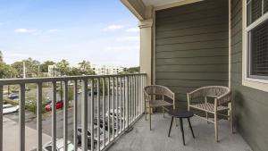 - Balcón con 2 sillas y mesa en Landing - Modern Apartment with Amazing Amenities (ID3425X37), en Bradenton