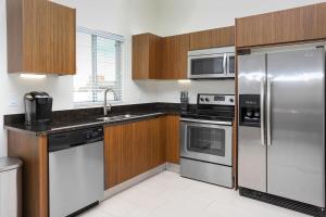 Dapur atau dapur kecil di Landing - Modern Apartment with Amazing Amenities (ID2654)