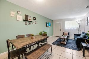 a living room with a table and a couch at Stylish 2 Bedroom Apartment In The Heart Of Miami in Miami