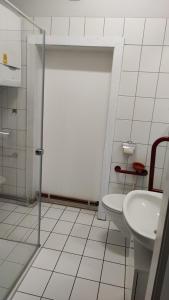 a bathroom with a shower and a toilet and a sink at Monteurwohnung bis 6 Personen mit 4 gratis Parklätzen und Grill und WLAN 3x Schlafzimmer in Veitshöchheim