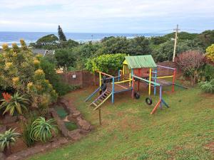 una vista aérea de un patio de juegos con parque infantil en #13 Illovo Views, en Kingsborough