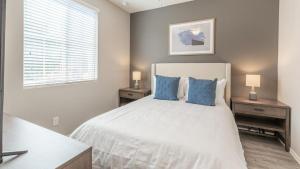 Een bed of bedden in een kamer bij Landing - Modern Apartment with Amazing Amenities (ID7319X89)