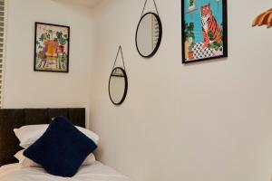 een slaapkamer met een bed en spiegels aan de muur bij New - 2 Br House Close To Arena, Meadowhall, M1 in Wincobank