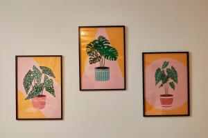 vier gerahmte Bilder von Pflanzen an einer Wand in der Unterkunft New - 2 Br House Close To Arena, Meadowhall, M1 in Wincobank